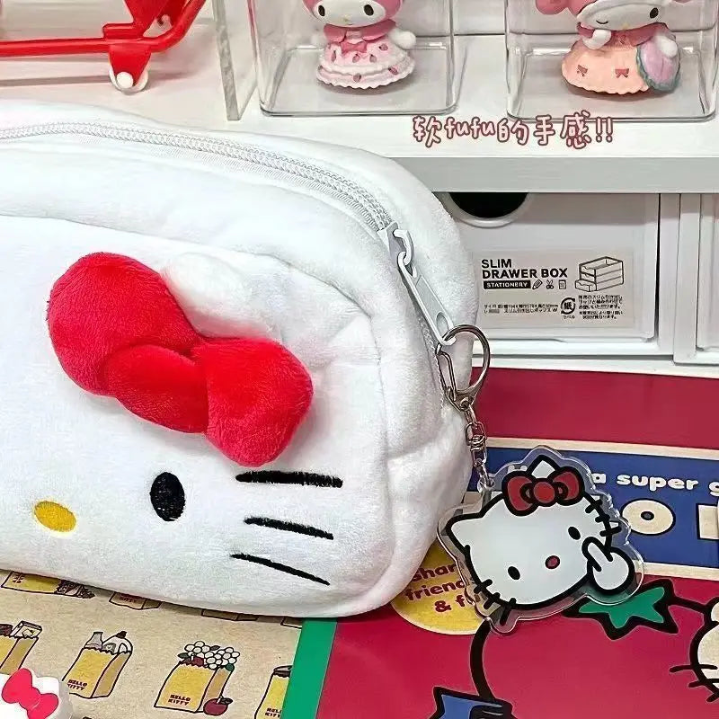 Hello Kitty Estojo de Pelúcia